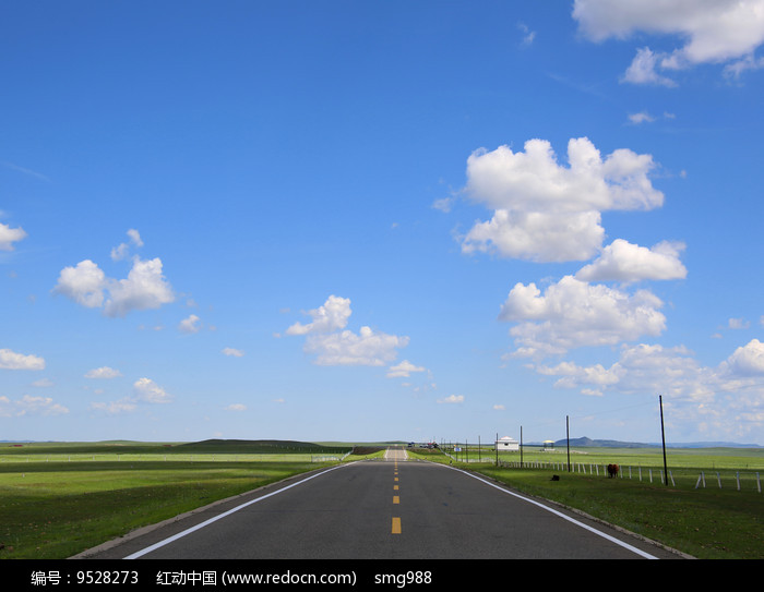 蓝天下的的草原公路