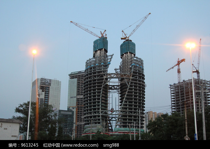 在建建的丽泽soho大厦夜景