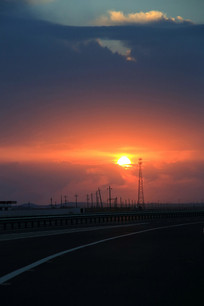 夕阳落日余晖洒在高速公路上