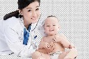 医生正在为婴儿检查身体