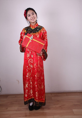 ��Ʒ�д�ͳ���շ�װ��Ů