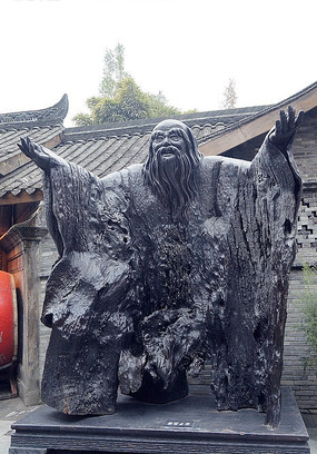 张开双臂的孔子雕塑