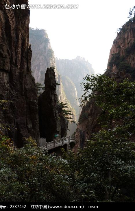 黄山峡谷间的山路石桥图片