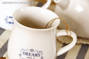 ��ɫ���˱�