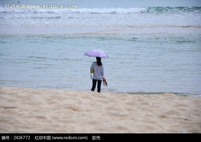撑伞看海的女孩