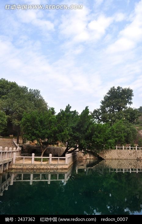 寺庙前的放生池