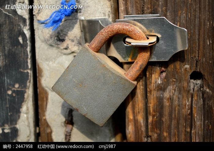 青果巷木门上的生锈的锁