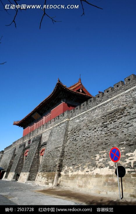 厚重的泰山岱庙城墙塔楼