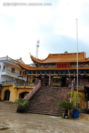 万佛禅寺的金色大雄宝殿