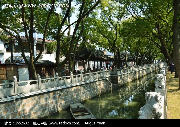 古镇河流石栏杆