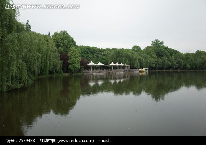 湖边的白色凉亭