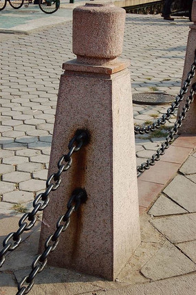 江边石墩铁索栏杆