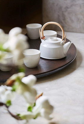餐桌上的白瓷茶具 餐桌上的白瓷茶具