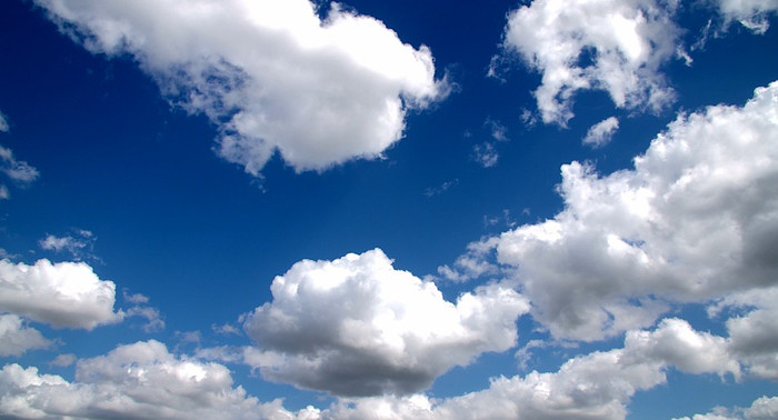 白云天空中遨游景象实拍视频素材 白云天空中遨游景象实拍视频素材