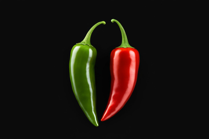 黑色背景上有两个辣椒图片 黑色背景上有两个辣椒图片