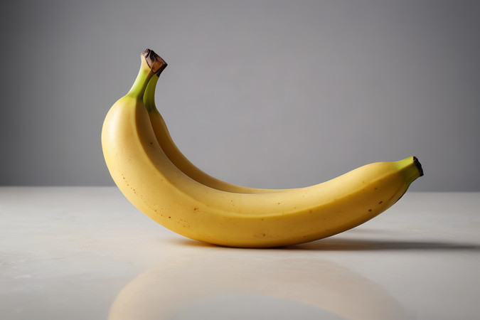 桌子上着一根香蕉图片