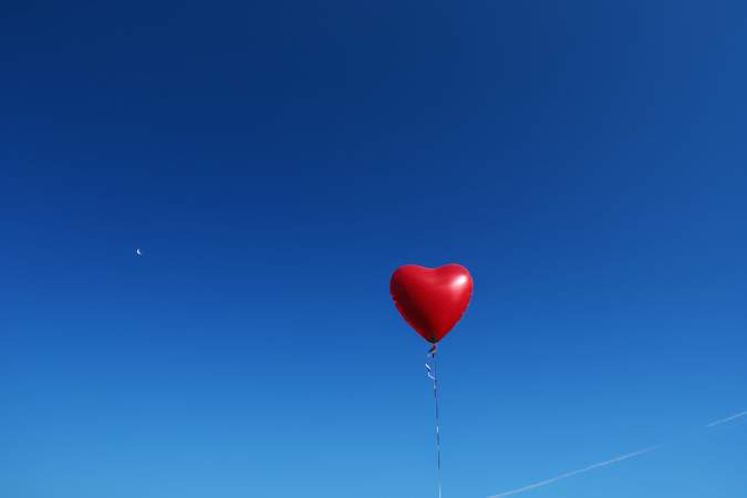 һ����ɫ������Ư���ڿ��и���ͼƬ PNG