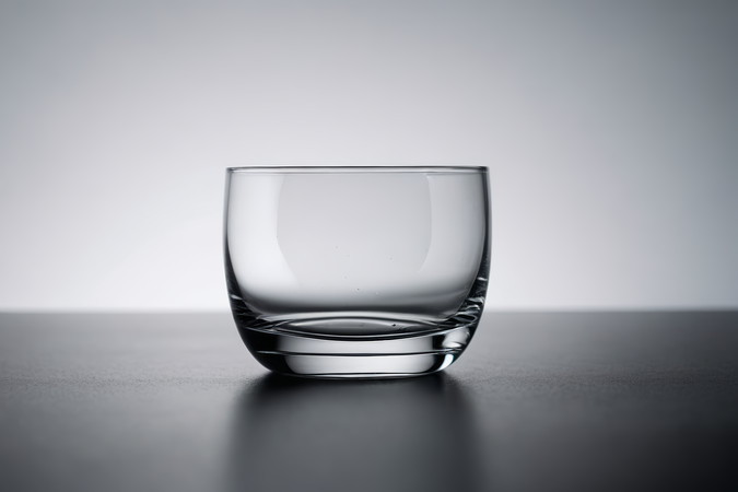 桌子上放着一杯水高清图片 桌子上放着一杯水高清图片