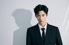 һ��������װ�����������վ�ڰ�ǽǰͼƬ