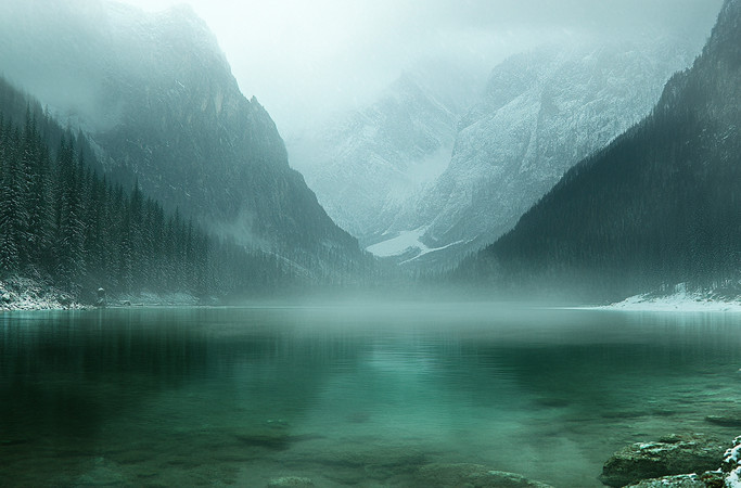 雪覆群山静谧湖水 雪覆群山静谧湖水