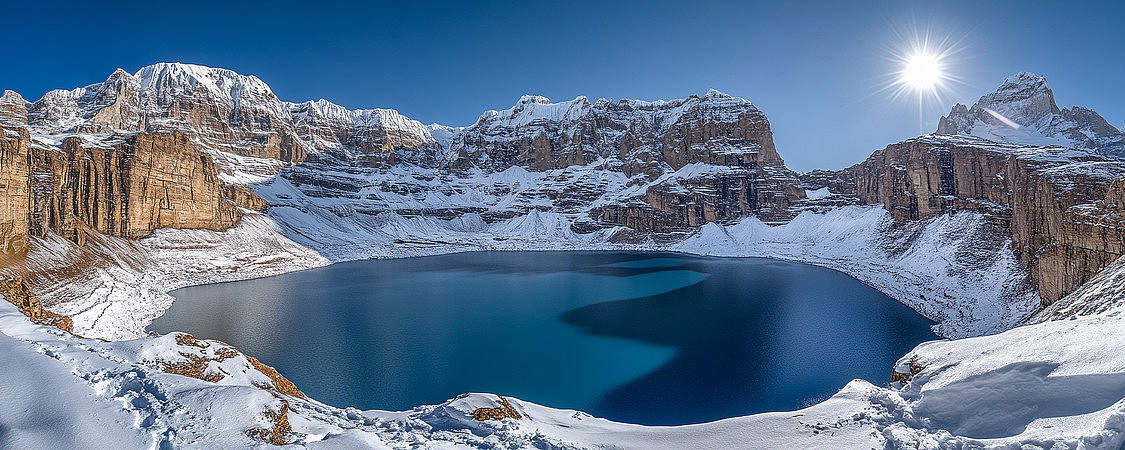 雪峰环绕的宁静湖泊 雪峰环绕的宁静湖泊