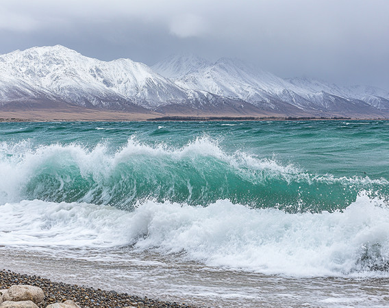 雪山前的巨浪冲击 雪山前的巨浪冲击