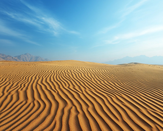 沙漠中的波纹与远山 沙漠中的波纹与远山