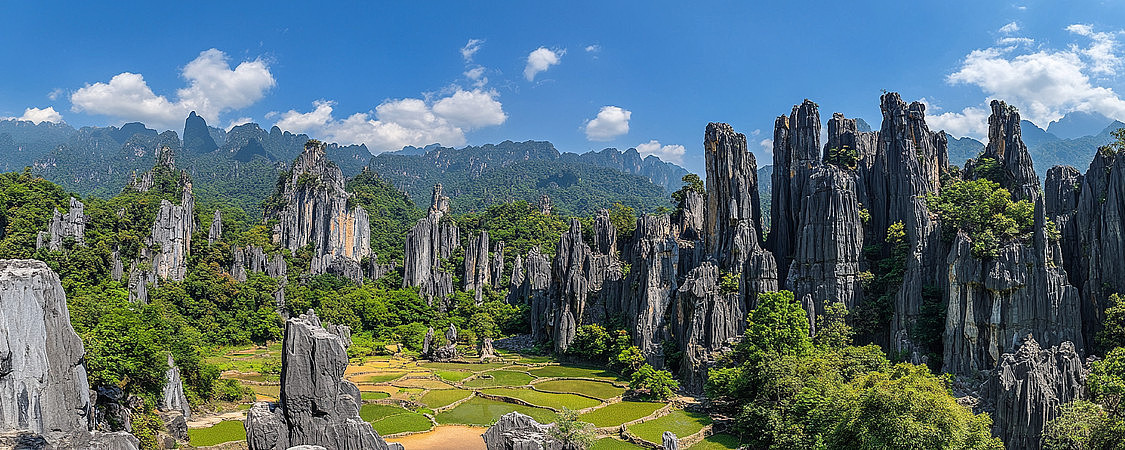巍峨石林中的田园风光 巍峨石林中的田园风光
