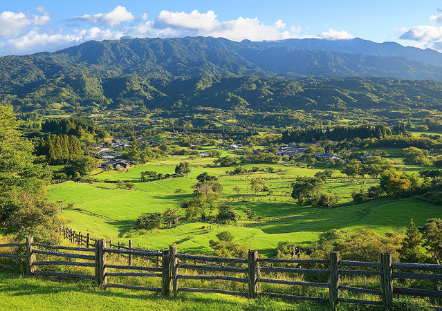 阳光下的田园山脉与村庄