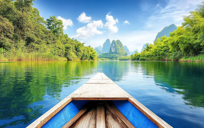 静谧的竹筏穿行于碧绿山水间