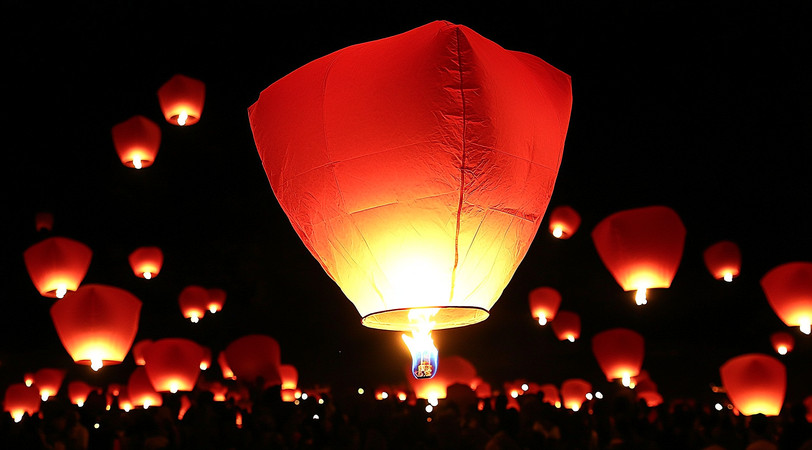 夜空中燃烧的红灯笼祈福之夜