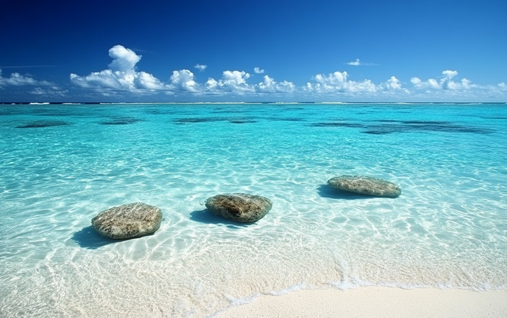 碧海蓝天中巨石静卧白沙