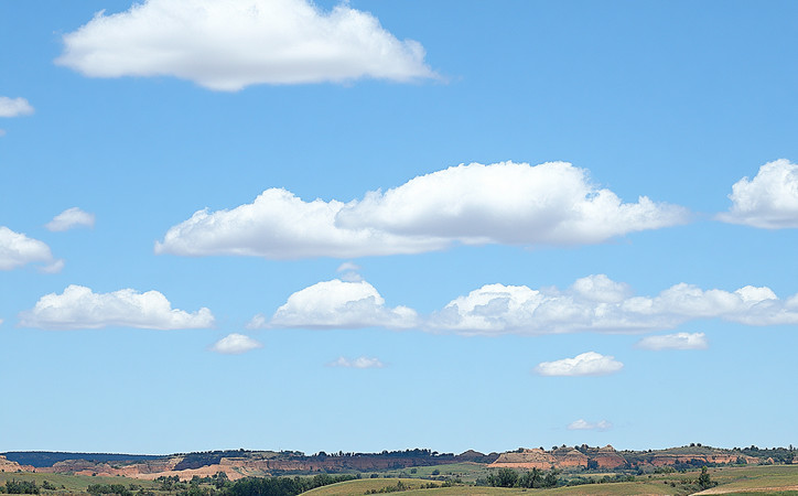 蓝天白云下的宁静田野 蓝天白云下的宁静田野