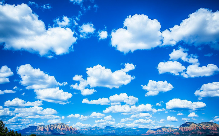 蓝天白云下的巍峨山脉 蓝天白云下的巍峨山脉