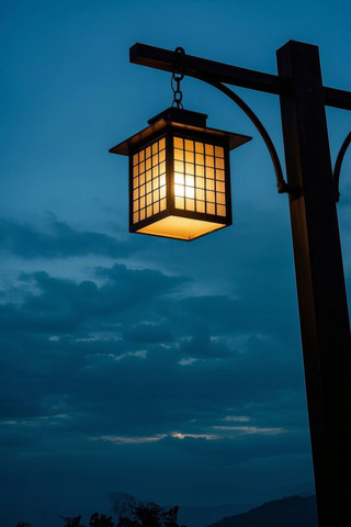 暮色下的温暖灯光 夜幕下的静谧灯笼高清图