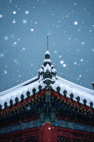 一座钟楼和天空背景的建筑的雪景高清图片