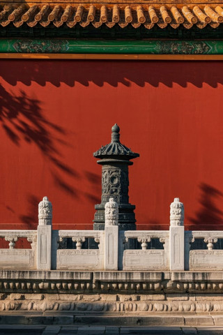 红墙前一根石柱高清图片