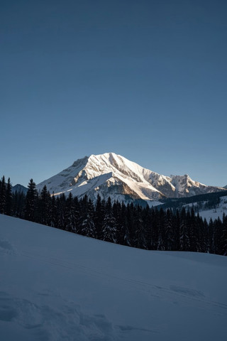 滑雪者正一座山的雪山上滑雪高清图片