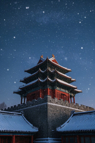 雪天中央一座塔楼的建筑高清图片