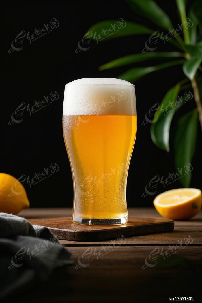放着一杯啤酒和柠檬高清图片