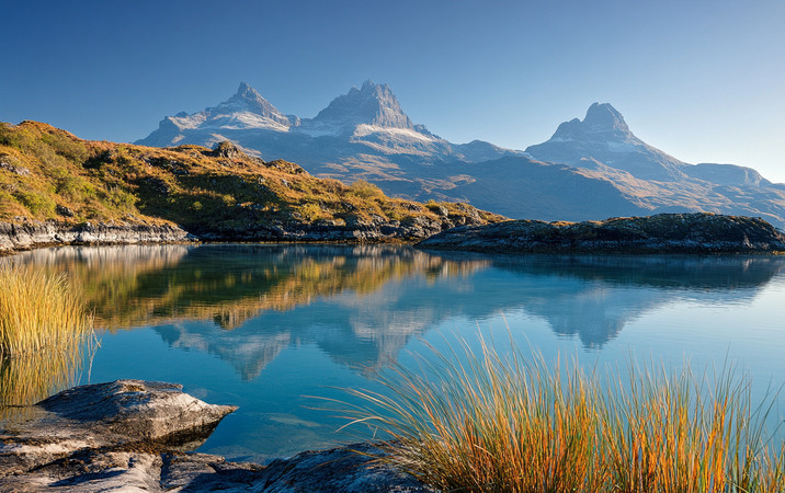 高山倒影下的宁静湖畔 高山倒影下的宁静湖畔