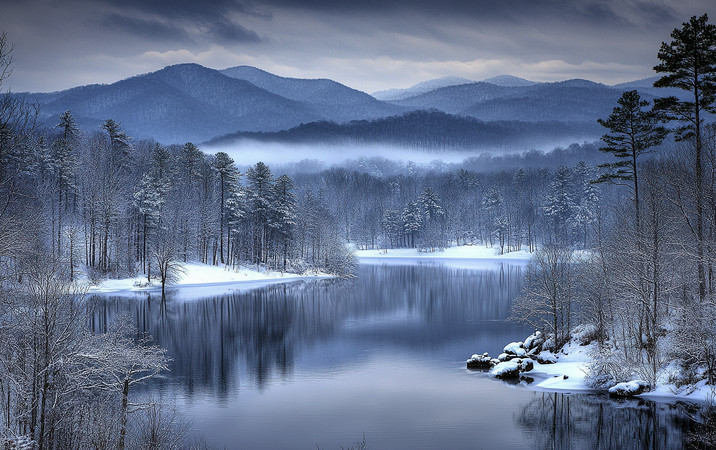 冬日静谧山间湖泊映雪景