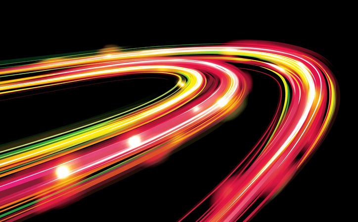 彩色光带在夜空中的旋转轨迹