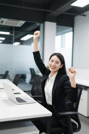 职场女性成功喜悦开心庆祝