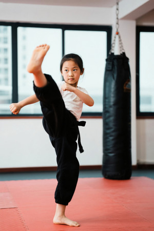 女孩练习跆拳道高抬腿
