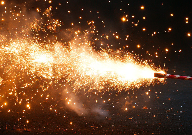 夜空中的火花烟火绽放 夜空中的火花烟火绽放