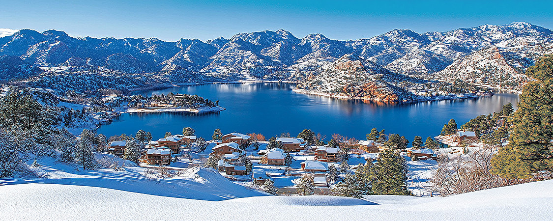 雪覆盖的湖畔村庄宁静冬日 雪覆盖的湖畔村庄宁静冬日