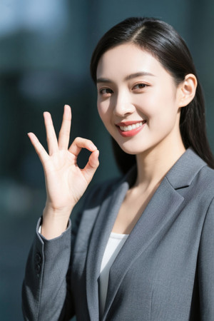 职场女性OK手势微笑写真