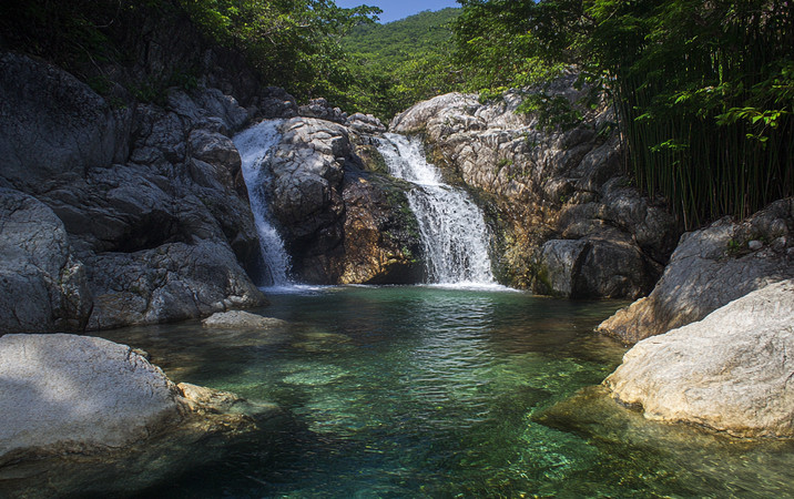 山谷中的清澈瀑布 山谷中的清澈瀑布