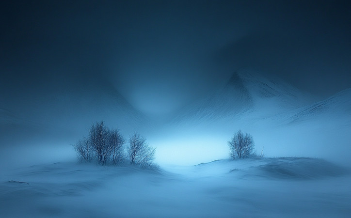 雪夜中的孤独山峰与寂静树林
